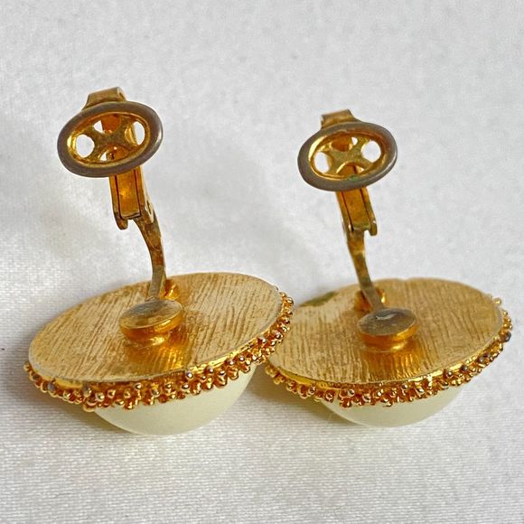 Trifari Earrings Large White Dome Cabochon Stone Gold Tone Hob Knob Setting - Picture 6 of 9